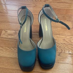 Fashion Nova Dark Green Platform Pumps